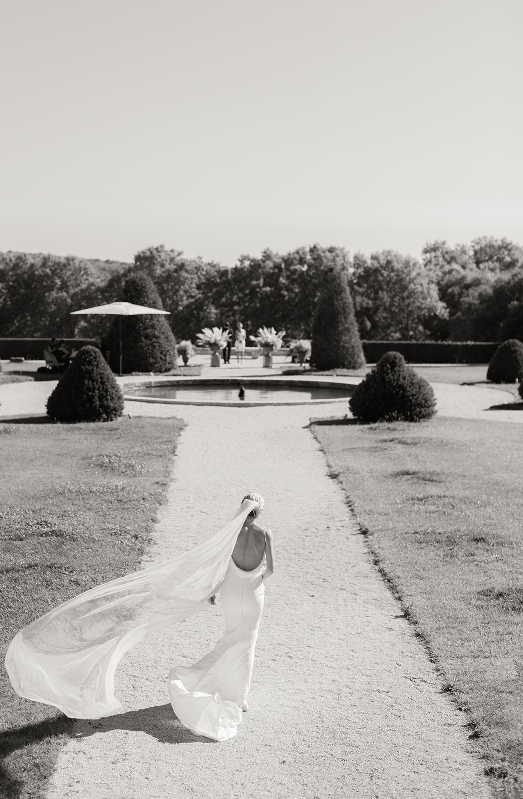 The bride walks towards the ceremony